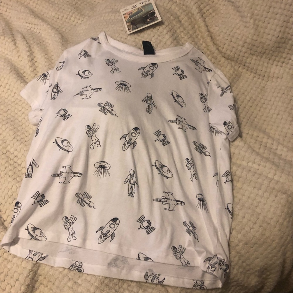 ‘Good Vibes’ astronaut crop top.